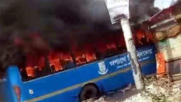 জগন্নাথ বিশ্ববিদ্যালয়ের ‘নোঙর’ বাসে আগুন