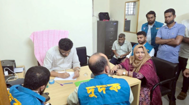 সাব-রেজিস্ট্রি অফিসে দুদকের অভিযান, ঘুষের টাকাসহ হাতেনাতে ধরা