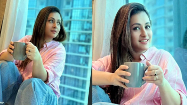 হাতে কফির কাপ, ক্যাজুয়াল লুকেও নজর কাড়লেন পূর্ণিমা