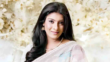 উপন্যাসের গল্পের চরিত্রে মৌ