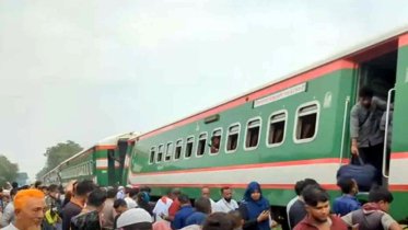 নীলসাগর এক্সপ্রেস ট্রেনের বগি লাইনচ্যুত, রেলে বিচ্ছিন্ন উত্তরবঙ্গ
