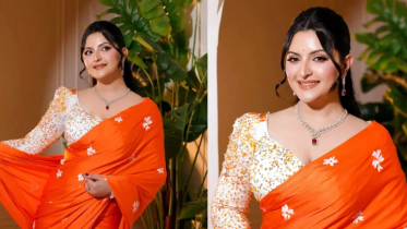 কমলা শাড়িতে মোহনীয় পরীমনি