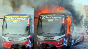 রাজধানীতে দাঁড়িয়ে থাকা বাসে আগুন