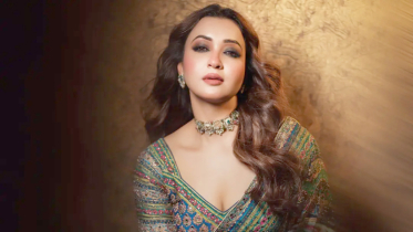 শাড়িতে দেশি আবহে কৌশানি মুখার্জি