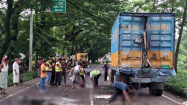 দাঁড়িয়ে থাকা কাভার্ডভ্যানে বাসের ধাক্কা, চালক-হেলপারসহ নিহত ৩