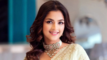 অশিক্ষিত, চাঁদাবাজ দিয়ে দেশটা ভরে গেছে : সাদিয়া আয়মান